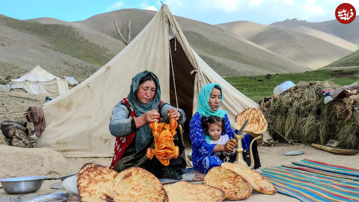 (ویدئو) پخت مرغ تنوری و نان فطیر به روش مادر  و دختر عشایر  افغان 