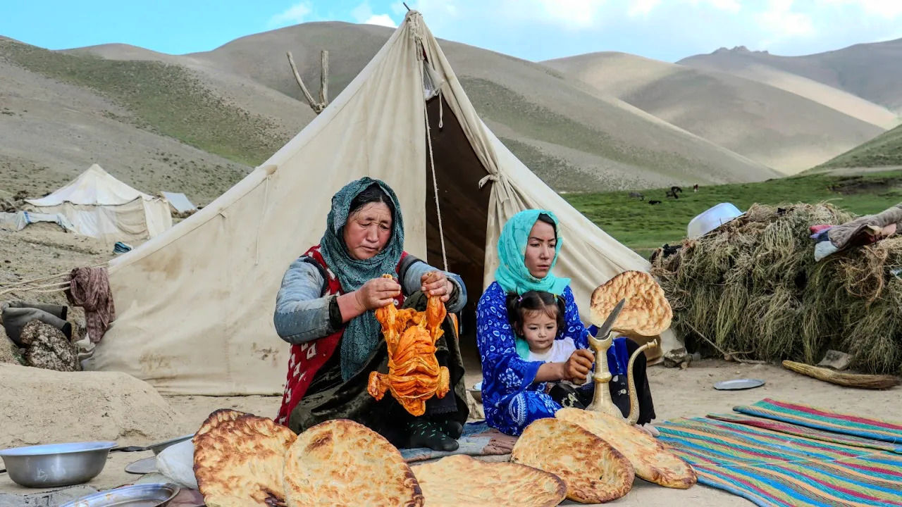 (ویدئو) پخت مرغ تنوری و نان فطیر به روش مادر  و دختر عشایر  افغان 