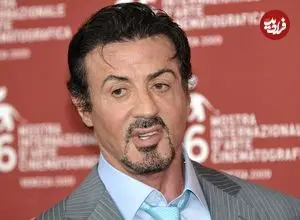 عکس| سفر در زمان؛ «سیلوستر استالونه» در کنار دو مجسمه؛ سال 1360