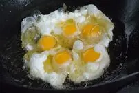 ببینید| غذای خیابانی در کره؛ تخم مرغ با برنج سرخ شده در سئول