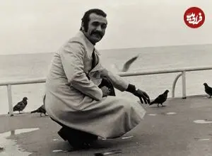 عکس| سفر زمان؛ «فریدون فرخزاد» در حال بازی با سگ اش در شهر بن آلمان؛ سال 66
