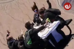 ببینید| چتربازان میز غذا را به دل ابرها بردند