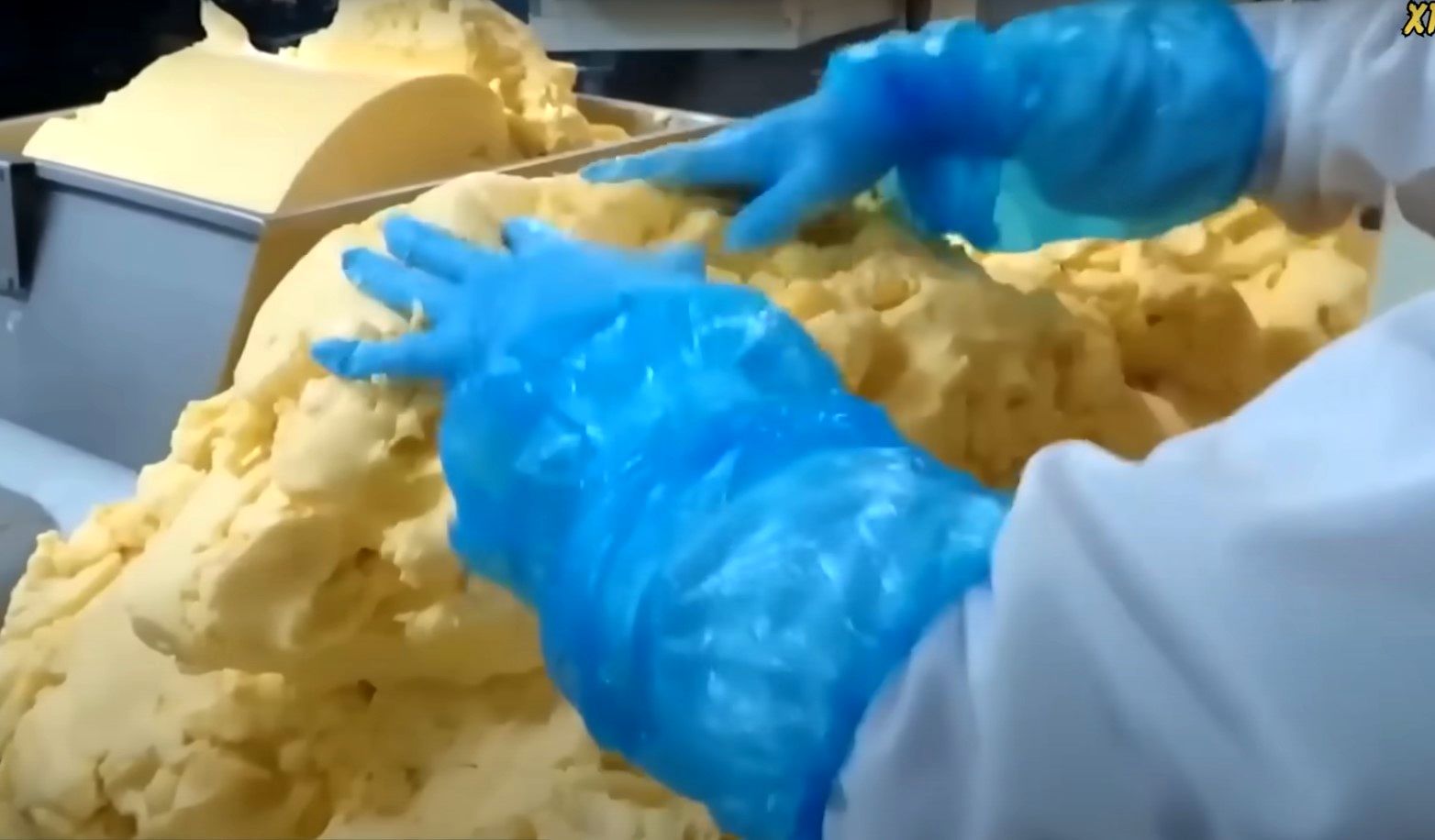 (ویدئو) فرآیند تماشایی تولید «کره» خوراکی در کارخانه از نمای نزدیک