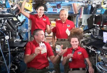 (عکس) جشن گرفتن یاسمین مقبلی و دیگر فضانوردان در ایستگاه فضایی