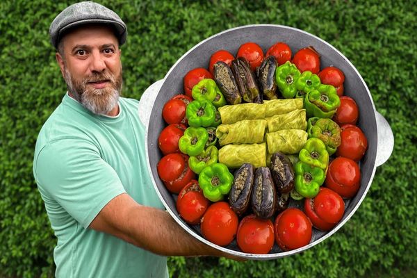 ببینید؛ غذای روستایی در آذربایجان؛ پخت دلمه کلم و بادمجان