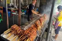 ببینید| غذای خیابانی در تایلند؛ تهیه جوجه کباب زغالی پرطرفدار در بانکوک