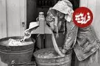 عکس| سفر زمان؛ زنان تهرانی در حال شستن لباس ها در جوی آب کنار خیابان؛ دهه 50