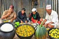 ببینید| غذای روستایی در نپال؛ پخت خوراک با کدو تنبل در روستایی کوهستانی دورافتاده