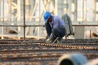 (ویدیو) خلاقیت جالب یک کارگر ساختمانی در بالا بردن ماسه از ساختمان
