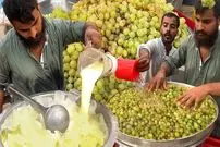 ببینید| غذای خیابانی در پاکستان؛ تهیه میلک شیک انگور در پیشاور