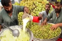 ببینید| غذای خیابانی در پاکستان؛ تهیه میلک شیک انگور در پیشاور