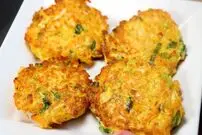 ببینید| طرز تهیه کوکوی کلم و هویج به شیوه آشپز چینی