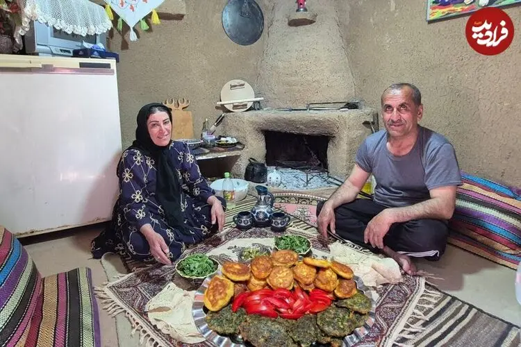 ببینید| غذای روستایی در ایران؛ پخت کوکو سیب زمینی و کوکو سبزی توسط زوج روستایی