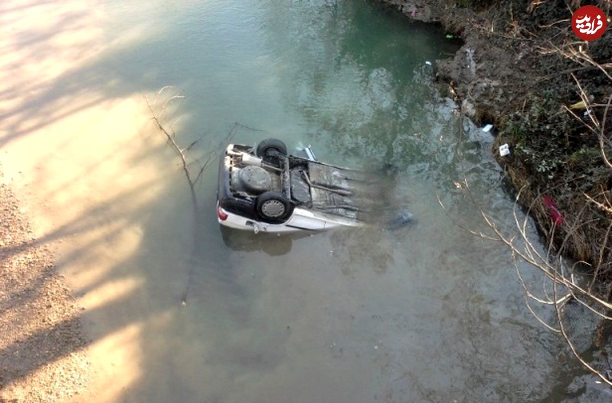 (ویدئو) لحظه سقوط یک خودرو از روی پل داخل رودخانه!