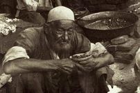 عکس؛ سفر به تاریخ؛ نانوایی سنگکی و غذای خیابانی در شهر رشت؛ 120 سال قبل