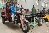 ببینید| مراحل دیدنی تولید موتور سه چرخ مشهور ریکشا در کارگاهی در پاکستان