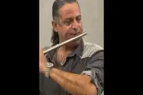 ببینید؛ اجرای زیبای آهنگ "باران می‌بارد امشب" با فلوت توسط جنگل‌بان