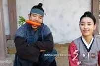 عکس| سفر زمان؛ «چانسو» در کنار «پدر سوسانو» در پشت‌صحنه سریال «جومونگ»