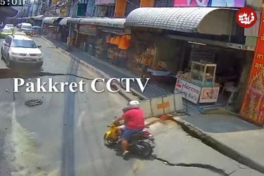 (ویدئو) فرونشست زمین زیر پای پدر و پسر موتورسوار