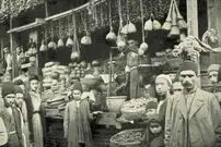 (عکس) سفر به تاریخ؛ قلیان‌کشی در بازار تهران؛ بیش از یک قرن قبل