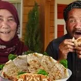 ببینید| غذای روستایی در افغانستان؛ تهیه ساندویچ مرغ و نان تازه توسط زوج افغان