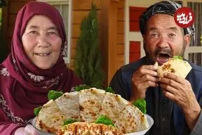 ببینید| غذای روستایی در افغانستان؛ تهیه ساندویچ مرغ و نان تازه توسط زوج افغان