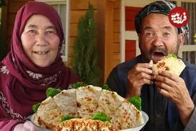 ببینید| غذای روستایی در افغانستان؛ تهیه ساندویچ مرغ و نان تازه توسط زوج افغان