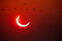 چرا برخی نقاط زمین بارها خورشید گرفتگی می‌بینند و برخی دیگر اغلب از آن محروم‌اند؟