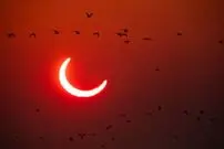چرا برخی نقاط زمین بارها خورشید گرفتگی می‌بینند و برخی دیگر اغلب از آن محروم‌اند؟