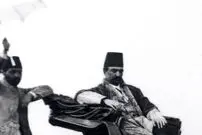 عکس| سفر زمان؛ استراحت «ناصرالدین شاه» روی یک صخره در کوه‌های اطراف پلور