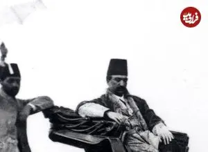 عکس| سفر زمان؛ استراحت «ناصرالدین شاه» روی یک صخره در کوه‌های اطراف پلور