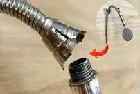 (ویدئو) روش خلاقانه لوله کش آمریکایی برای تعمیر راحت دوش شکسته حمام