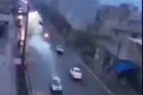 ( ویدیو) لحظه هولناک برخورد رعد و برق به یک خودرو وسط خیابان در حال حرکت