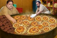 ببینید؛ غذای خیابانی در افغانستان؛ پخت محبوب ترین و بزرگترین چپلی کباب ها در کابل
