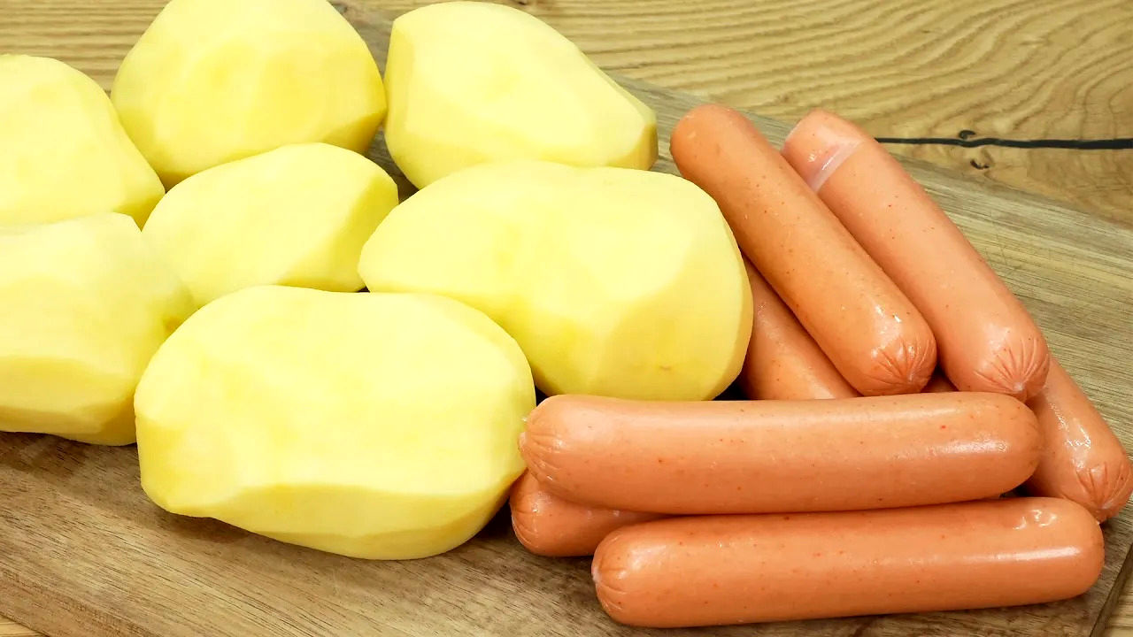 (ویدئو) نحوه پخت یک غذای جدید با سیب زمینی و سوسیس به روش آلمانی ها