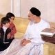 عکس؛ سفر به تاریخ؛ «امام خمینی» در حال قدم زدن در حیاط و خواندن روزنامه؛ دهۀ 60