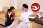 عکس؛ سفر به تاریخ؛ «امام خمینی» در حال قدم زدن در حیاط و خواندن روزنامه؛ دهۀ 60