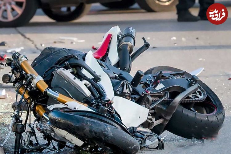 ببینید؛ برخورد وحشتناک موتورسوار با خودرو