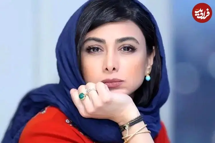عکس| سفر زمان؛ تیپ و ژست «آزاده صمدی» روی صحنه تئاتر