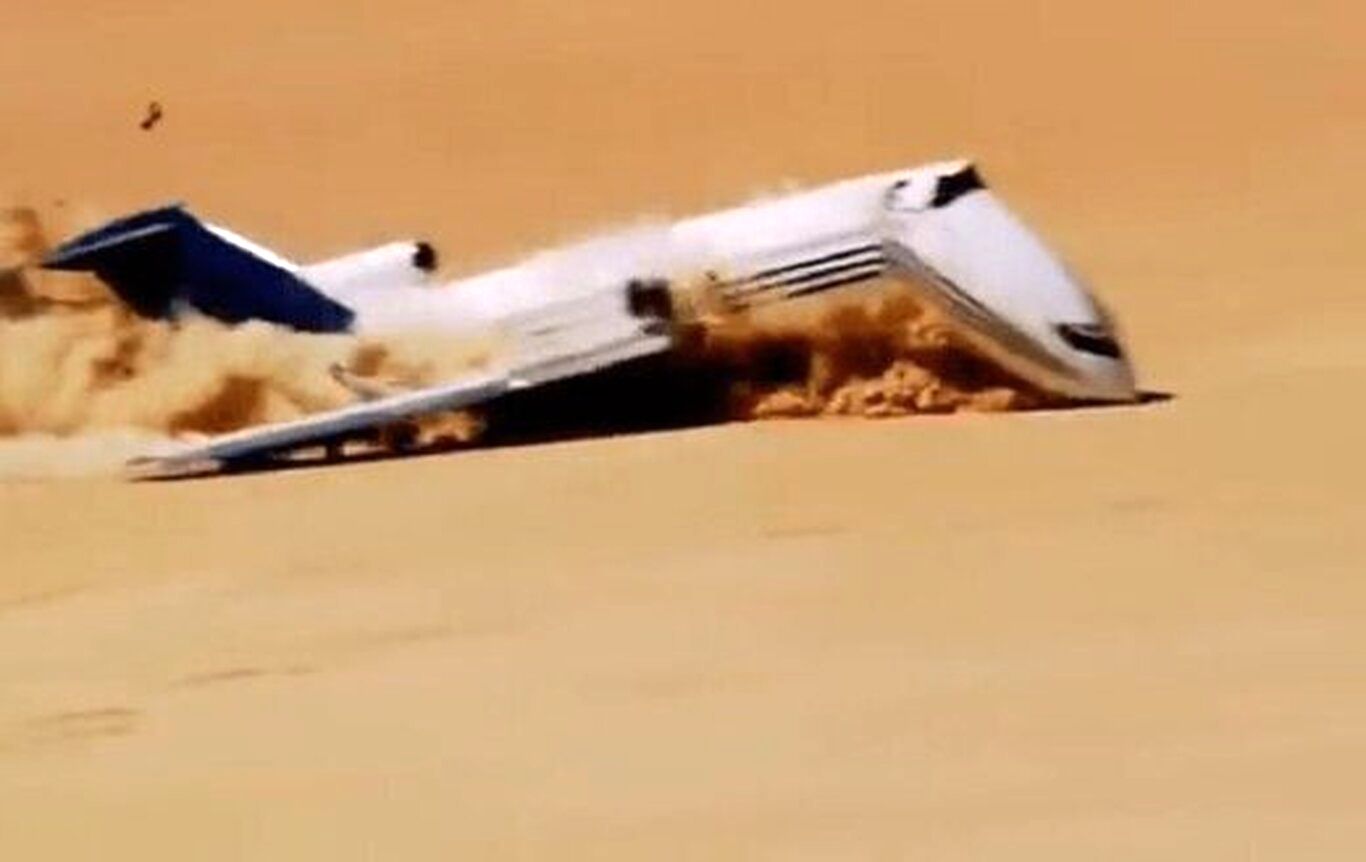 (عکس) سقوط عمدی و باورنکردنی هواپیمای مسافربری در صحرا