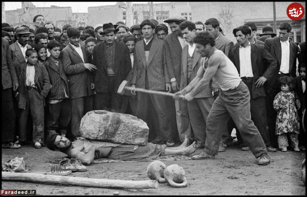 عکسنوشت/ معرکه گیر در تهران 1335