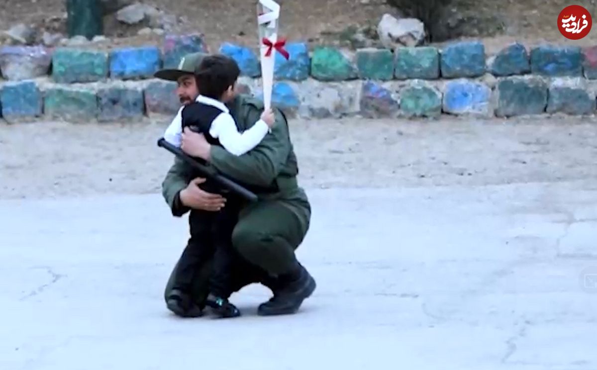 (ویدئو) کودک ۴ ساله در پادگان چه می‌کند؟ / لحظه غافلگیری یک سرباز هنگام نگهبانی