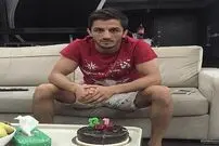 تصویری از جشن تولد نابغه کشتی‌فرنگی!