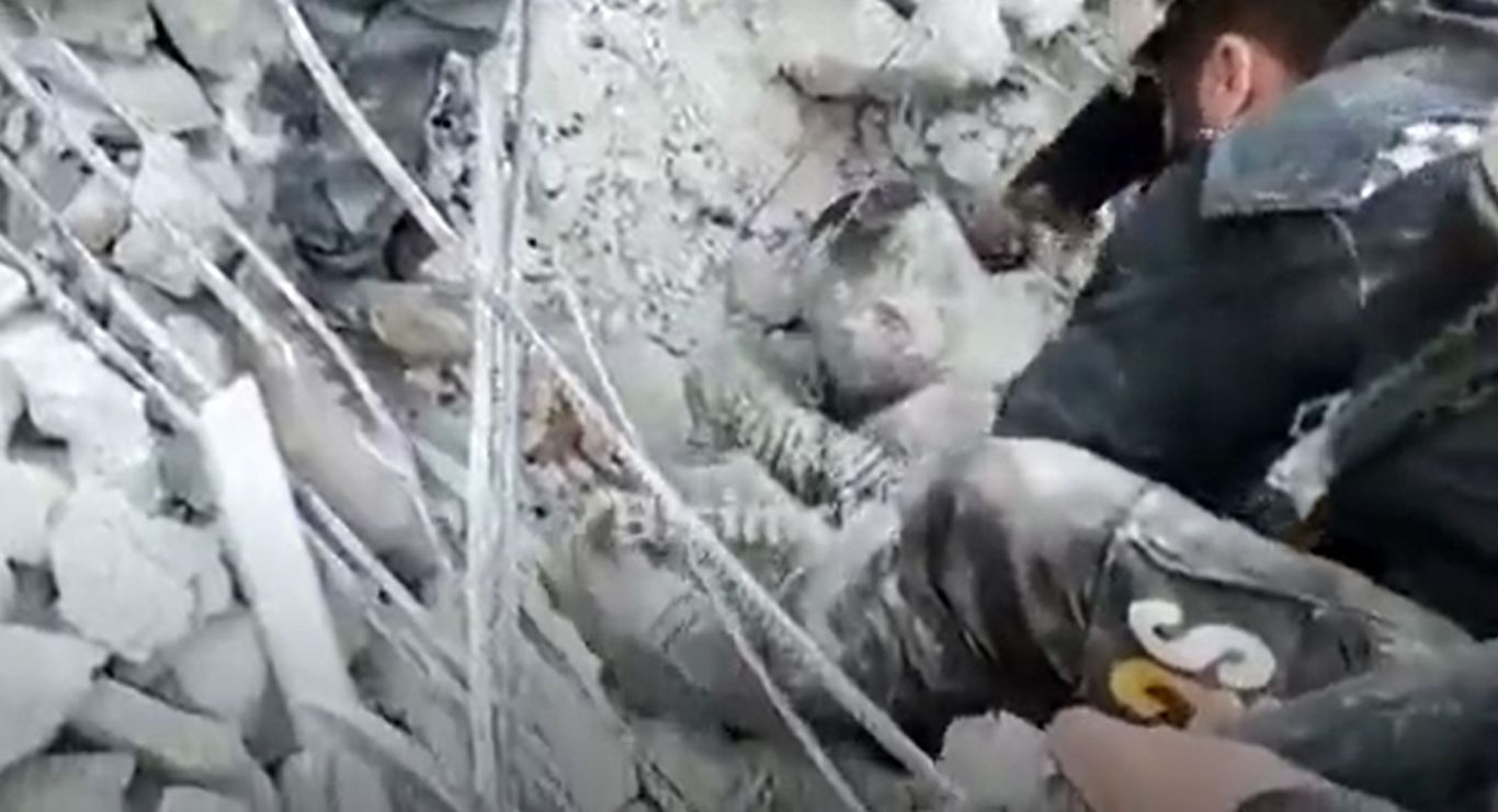 (ویدئو ۱۶+) معجزه دستان مهربان یک پدر؛ کودک سوری زیر آوار زنده مانده بود!