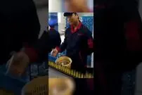 (ویدئو) نحوه کار کردن سریع ترین و ماهرترین کارگران جهان را ببینید