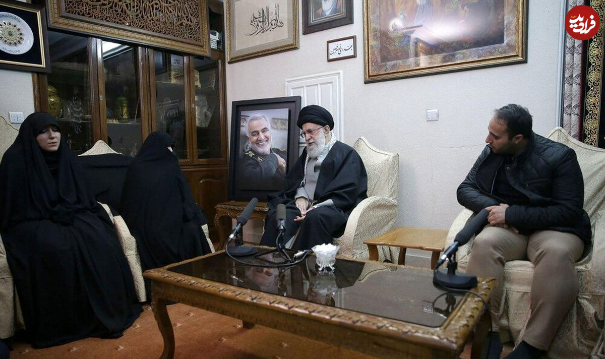 مقام معظم رهبری در منزل شهید سردار سلیمانی