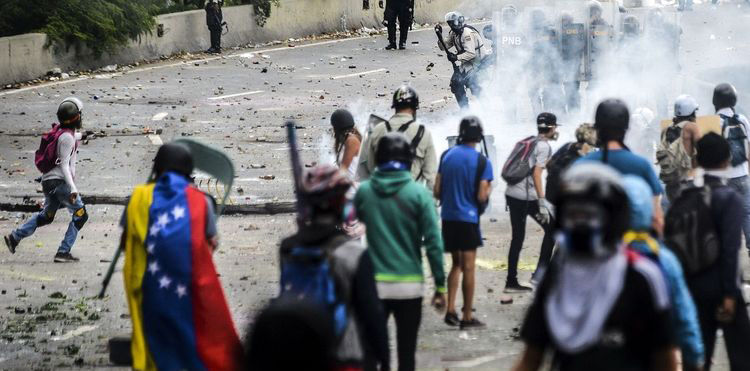 ونزوئلا بر لبه تيغ جنگ و صلح