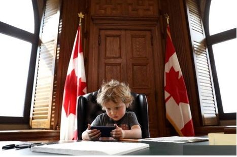 تصاویر/ بچه‌داری نخست وزیر کانادا در دفتر کار