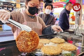 ببینید؛ غذای خیابانی در کره؛ پخت انواع پنکیک و هوتوک در سئول