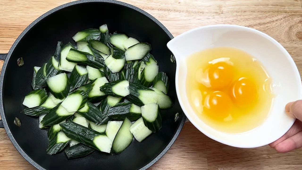(ویدئو) کانادایی ها با دو خیار و دو تخم مرغ این غذای خوشمزه را درست می کنند
